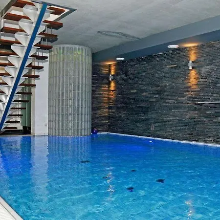 Sleeps 6 Pool Wifi בית נופש